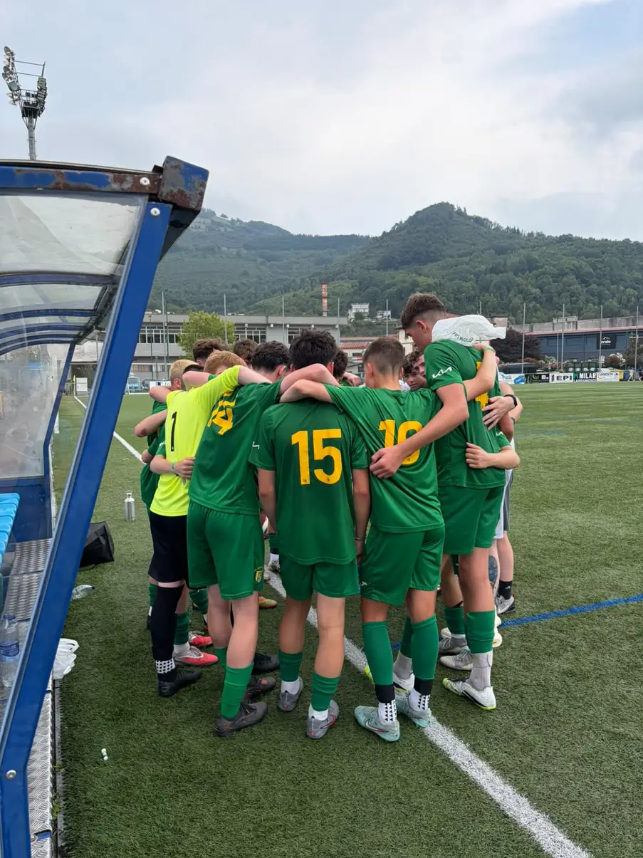 Donegal Underage League U15 team huddle before Donosti Cup 2026 match